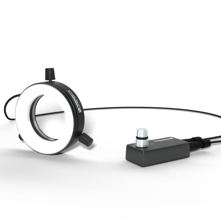 LED Ringlicht mit eingebautem Diffusor für absolut blend- und reflexionsfreies Licht, per Kabel mit einem externen Steuergerät verbunden.