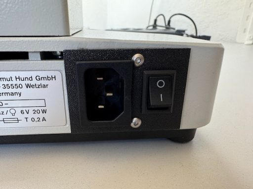 Kaltgerätestecker und Schalter