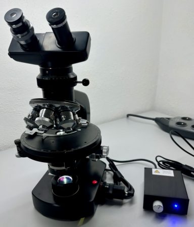 Schwarzes Mikroskop und externe LED Lichtsteuerung