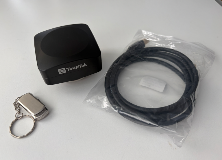Lieferumfang ToupTek Mikroskopkamera ToupTek E3ISPM mit Kabel und USB Stick